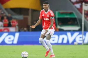 Flamengo contrata Vitão