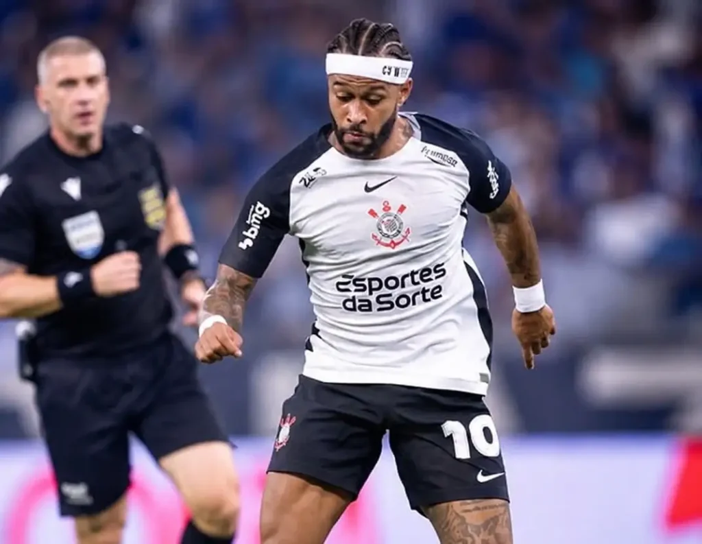 Memphis Depay, vestindo a camisa 10 do Corinthians, em campo durante partida de futebol.