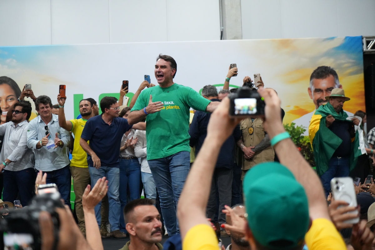 Vídeo: Flávio Bolsonaro usa IA para encontro com 'eu presidente'