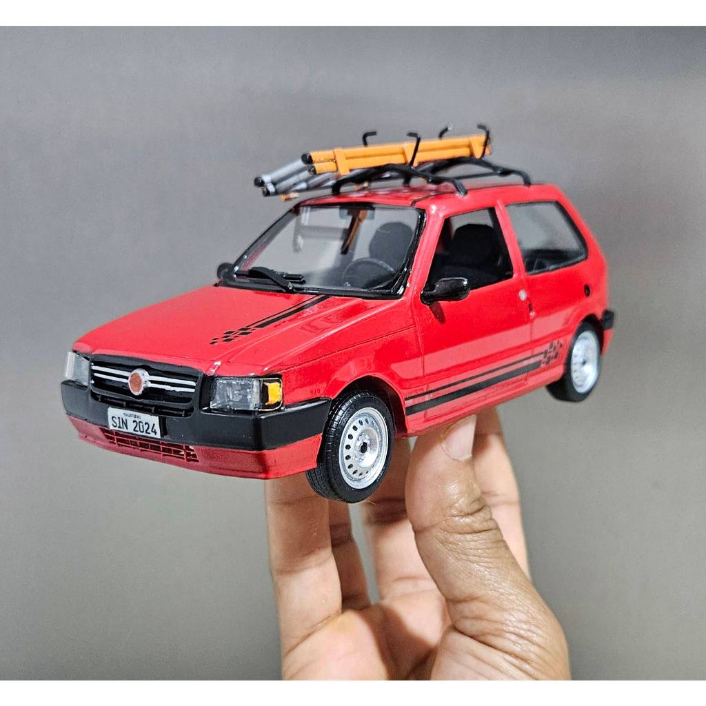 miniatura do Uno com escada no teto