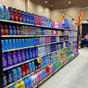 Prateleiras de supermercado repletas de frascos coloridos de produtos de limpeza.