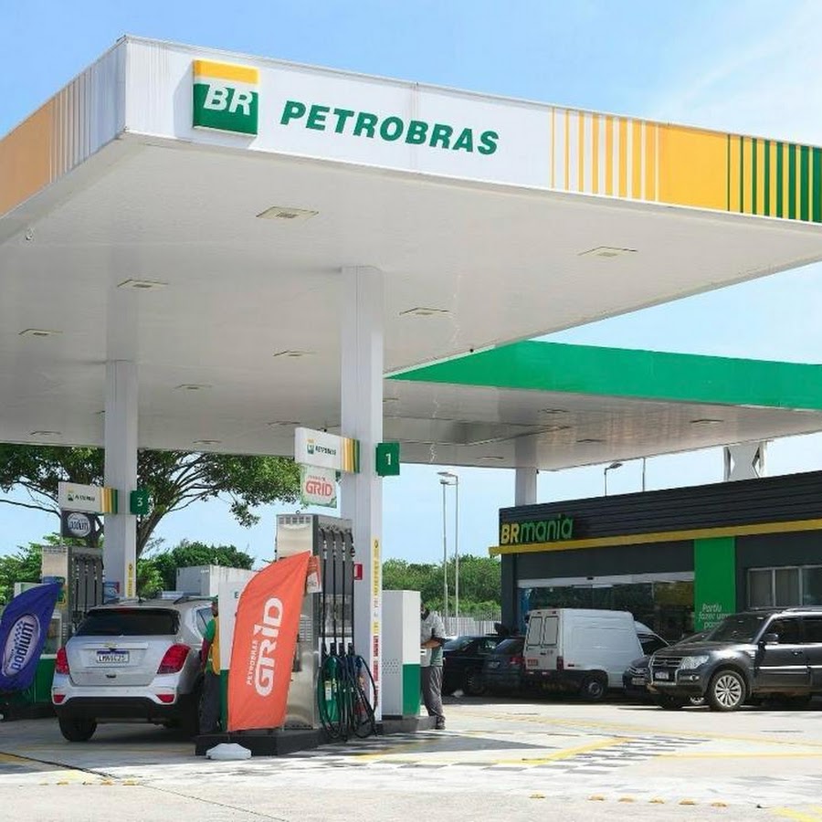 Posto de combustíveis da rede Petrobras com veículos sendo abastecidos.